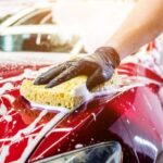 Käsipesu šampooniga - punase auto välipesu käsnaga, DavMar Detailing Tallinnas